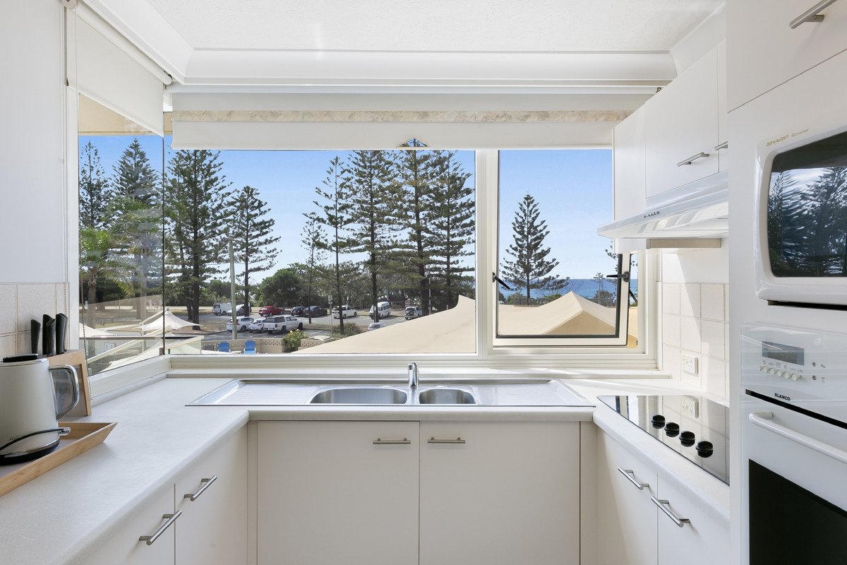 5/114 The Esplanade BURLEIGH HEADS 9