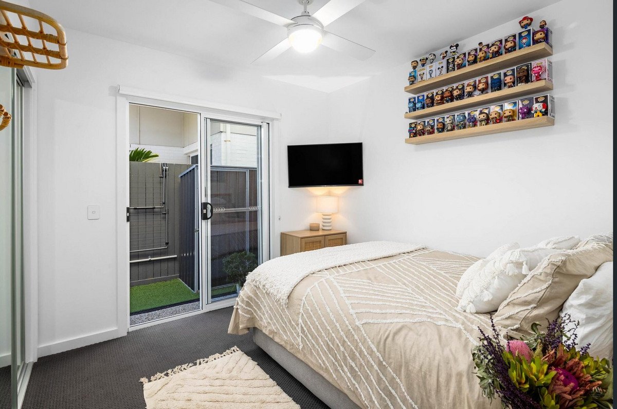 5/12 Twenty Fourth Avenue Palm Beach 5