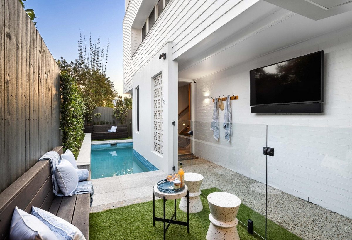 5/12 Twenty Fourth Avenue Palm Beach 18