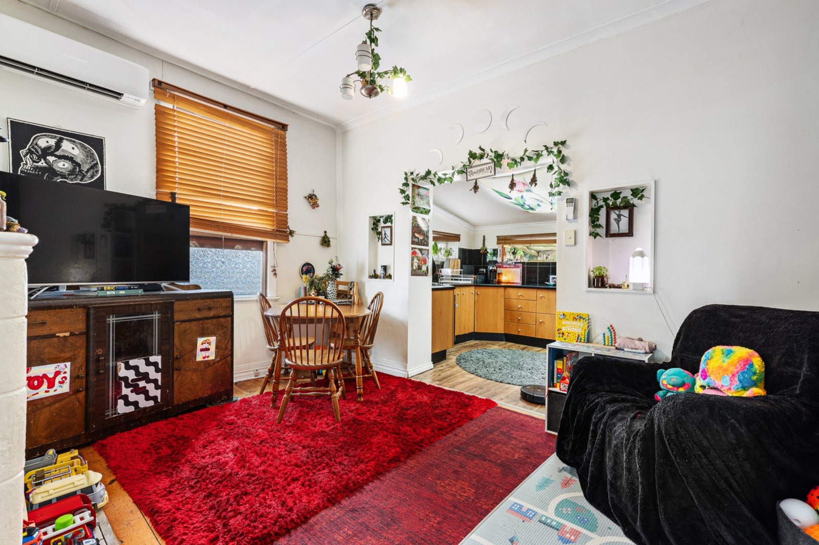 Gallery: 513 Drummond Street South