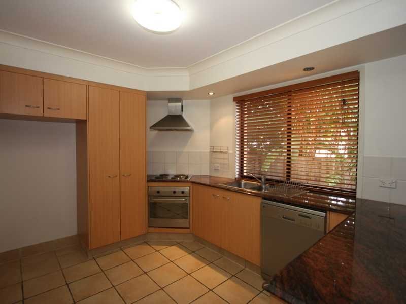 5/14 Terrigal Crescent SOUTHPORT 2