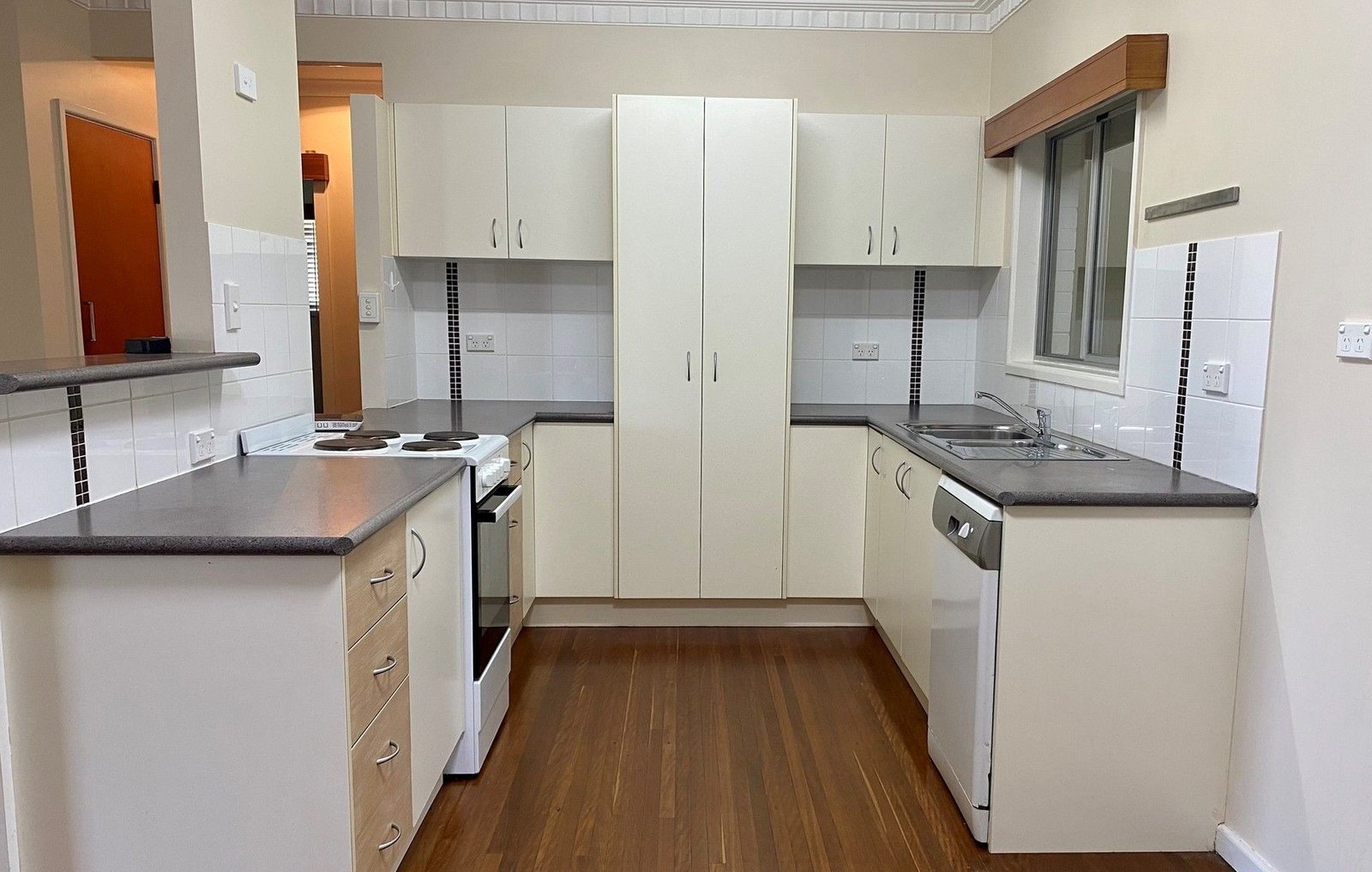 52 Dayman Street URANGAN 2