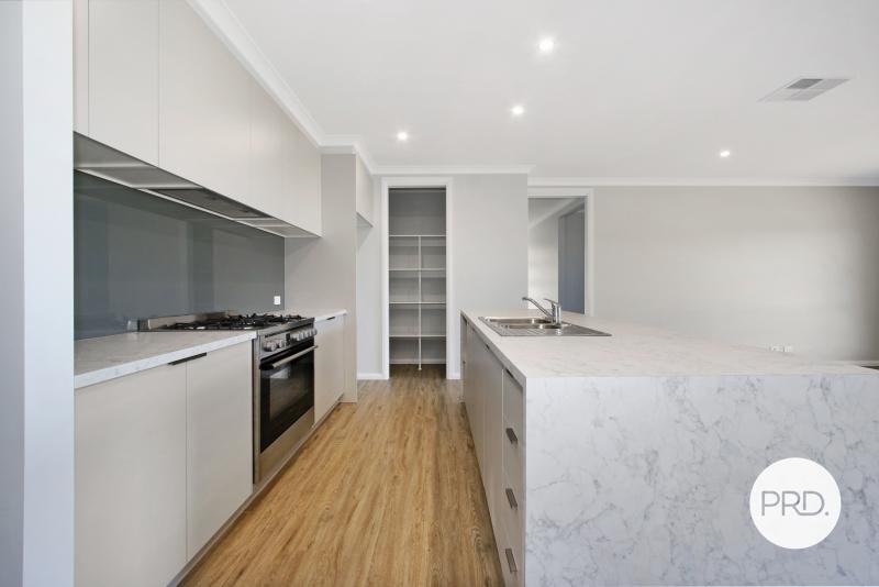 52 Hillford Circuit THURGOONA 2