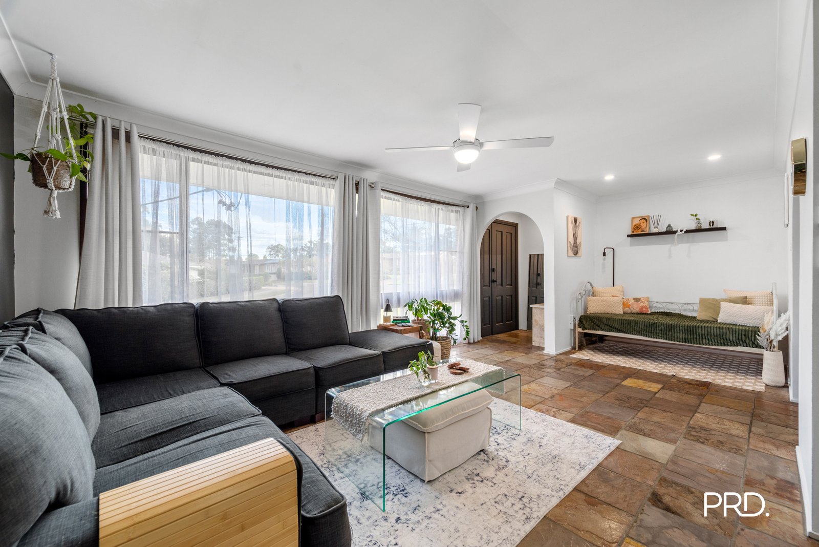 52 Oag Crescent KINGSWOOD 2