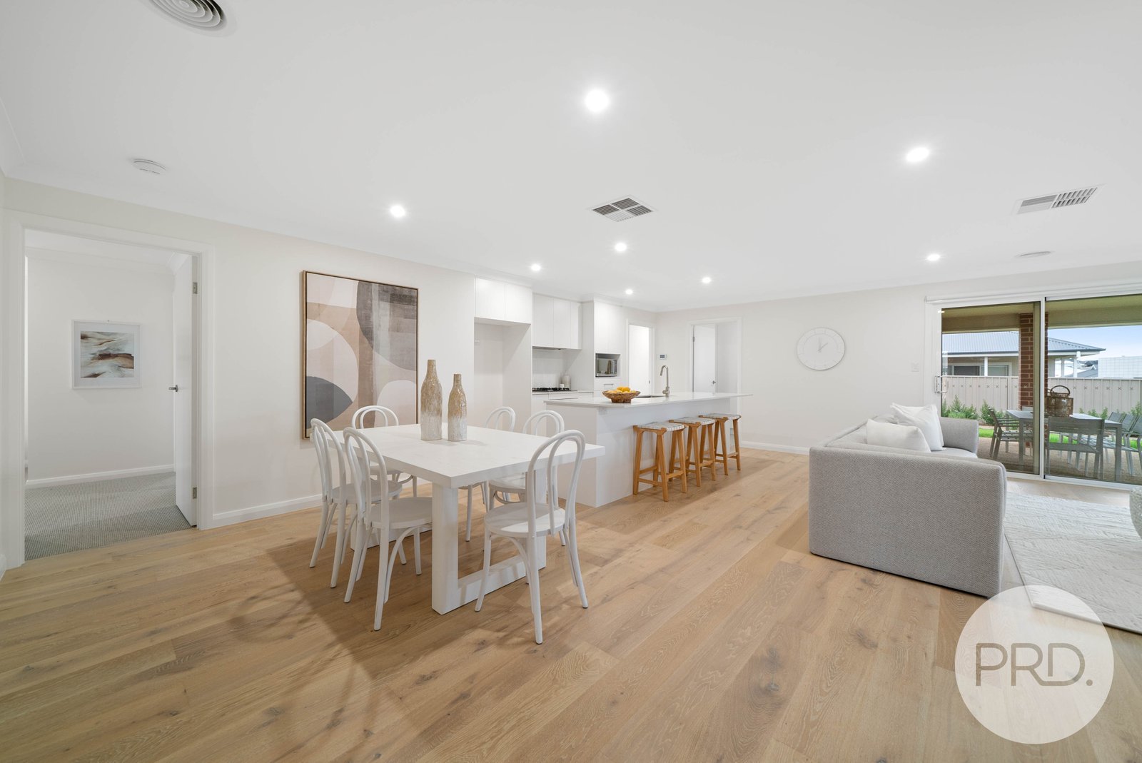 52 Valencia Drive GOBBAGOMBALIN 8