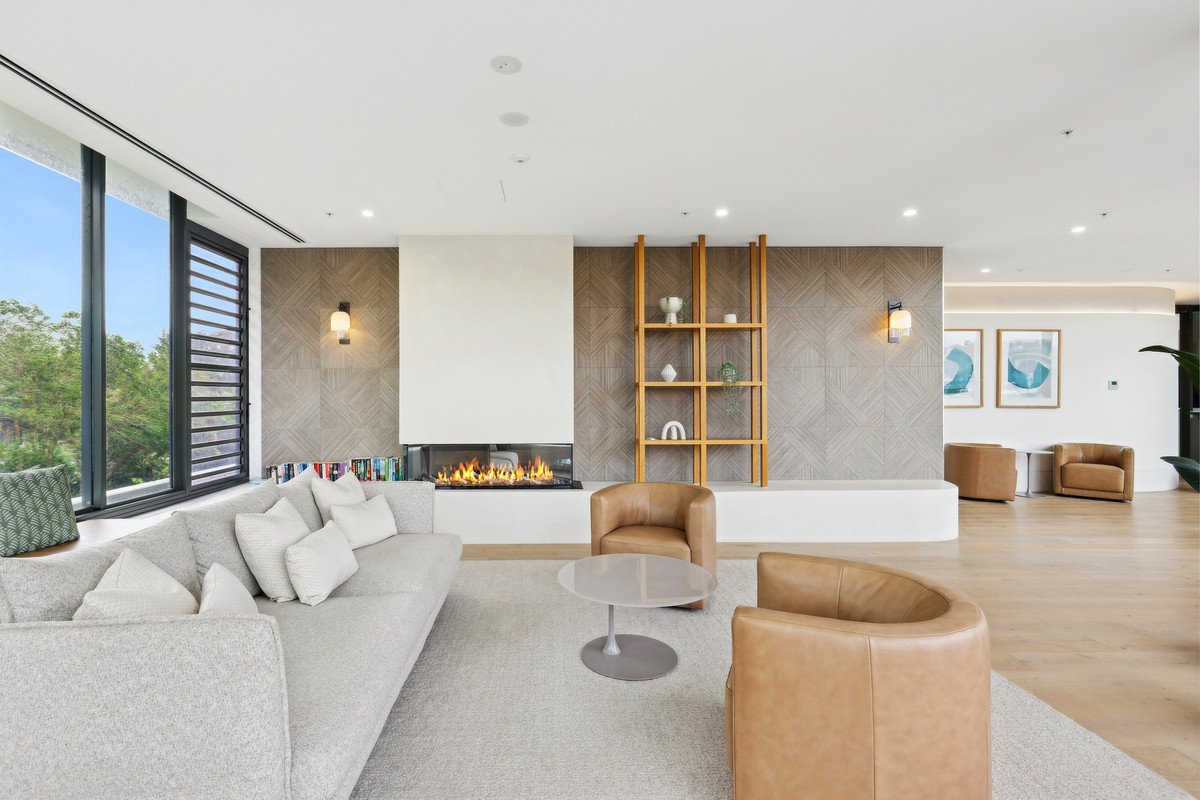 52/20 Executive Drive Burleigh Waters 25