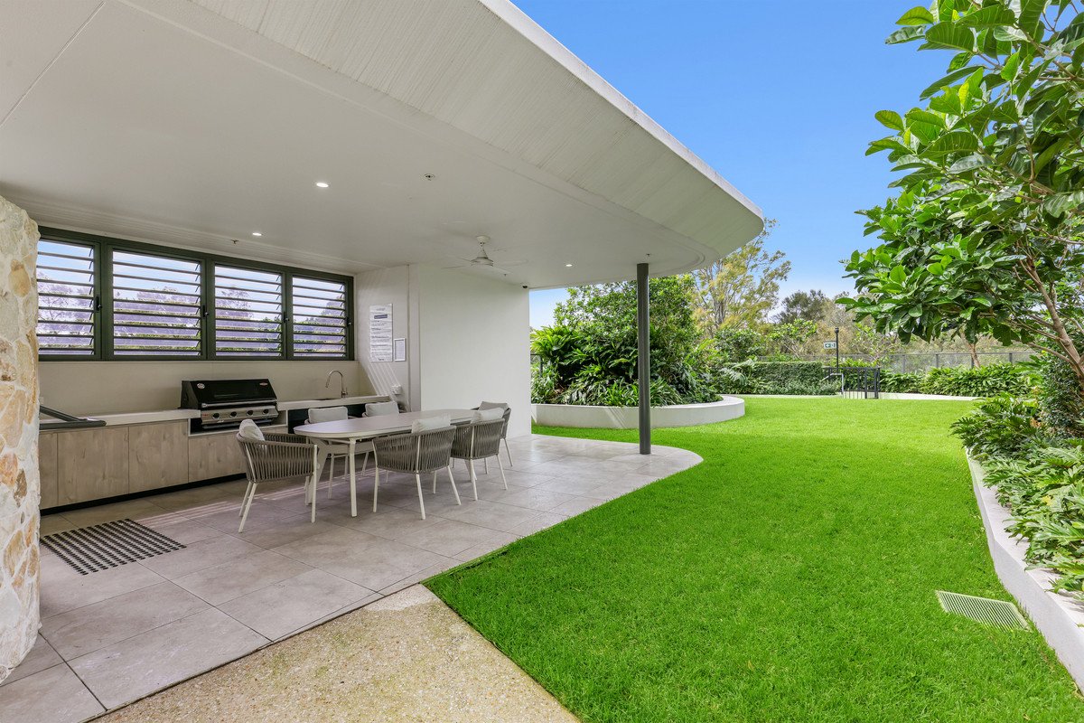 52/20 Executive Drive Burleigh Waters 28