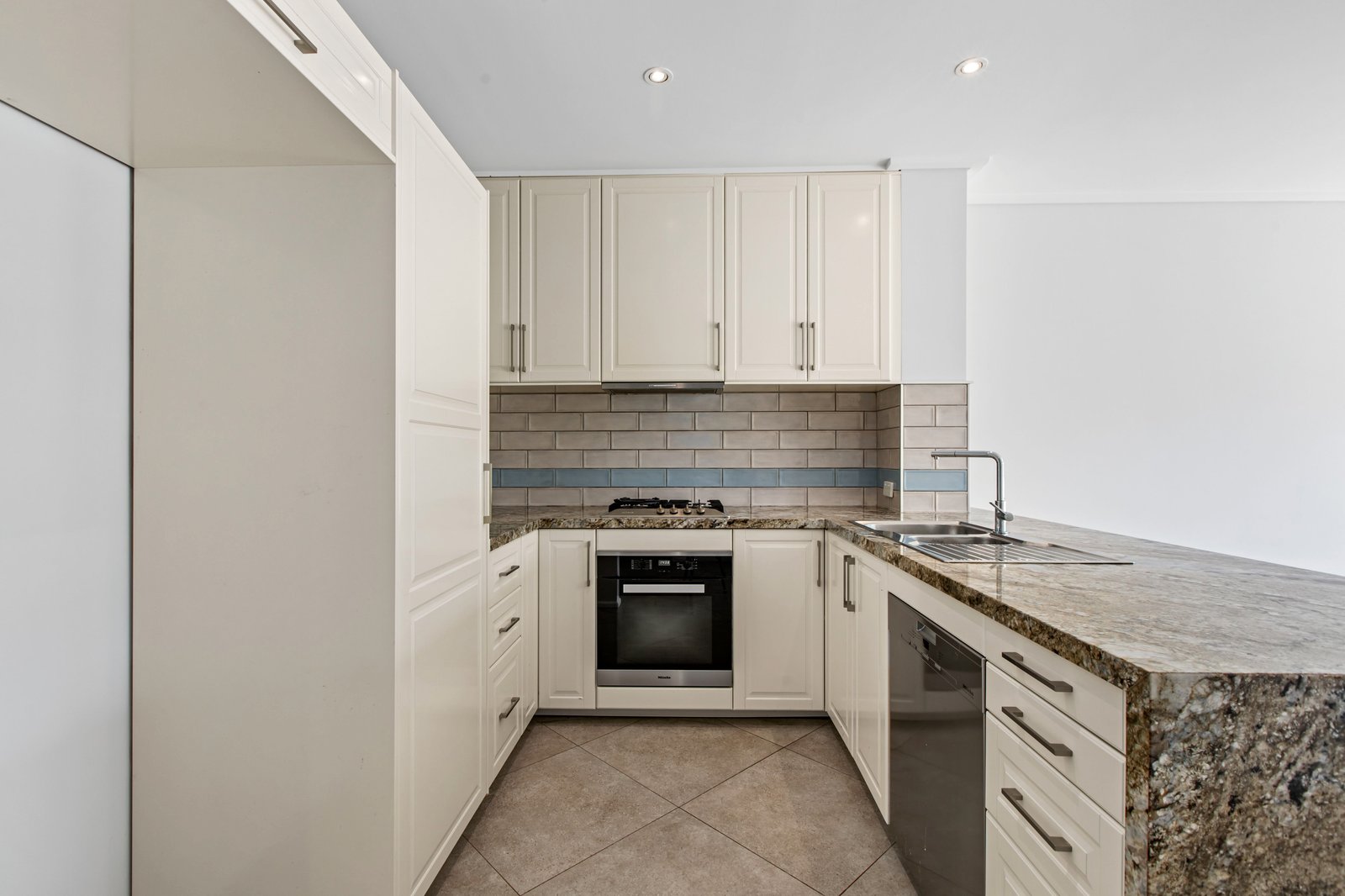 Gallery: 52/39 Esplanade East