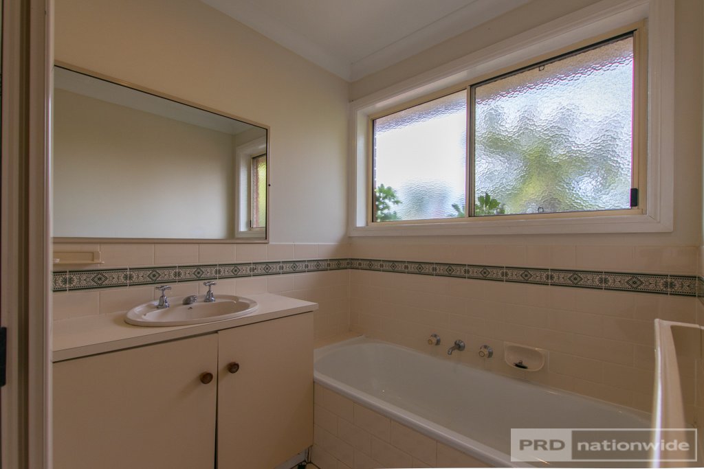 53 Elphick Street TUMUT 12