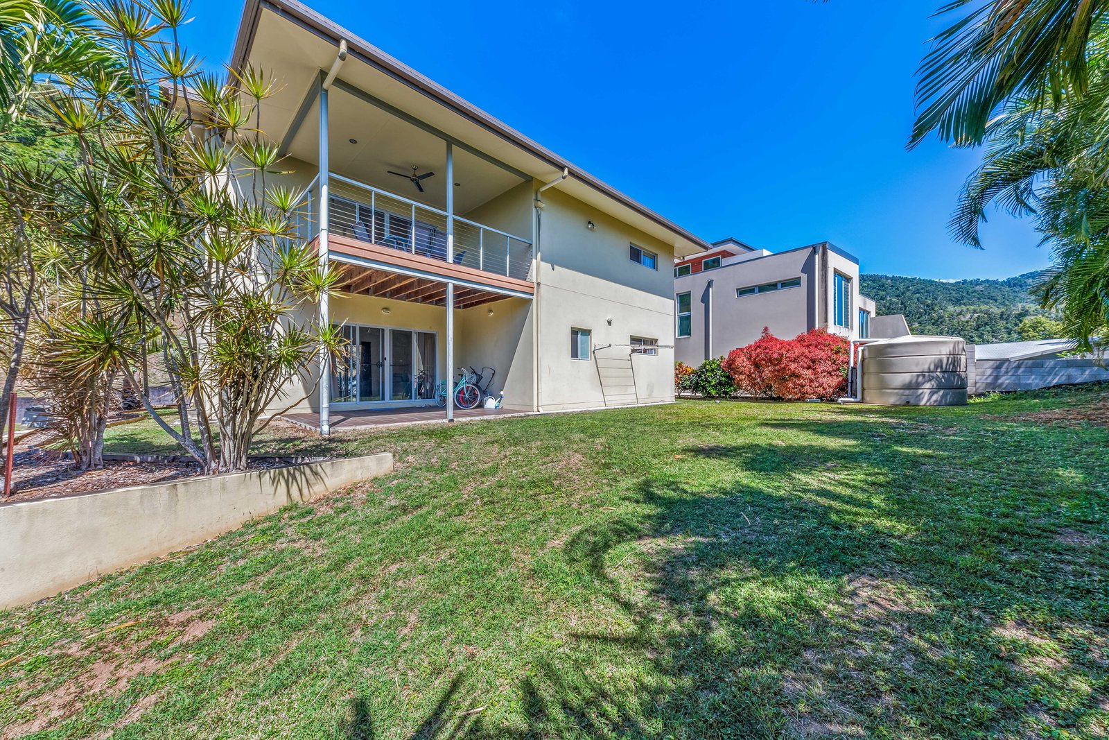 53 Eshelby Drive CANNONVALE 3