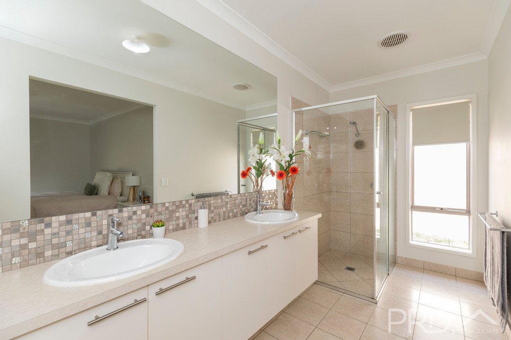 53 Jeffrey Circuit TUMUT 7