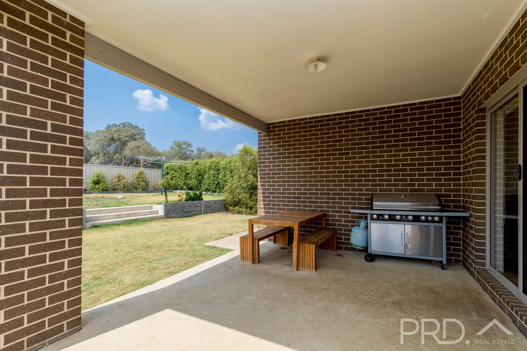 53 Jeffrey Circuit TUMUT 16