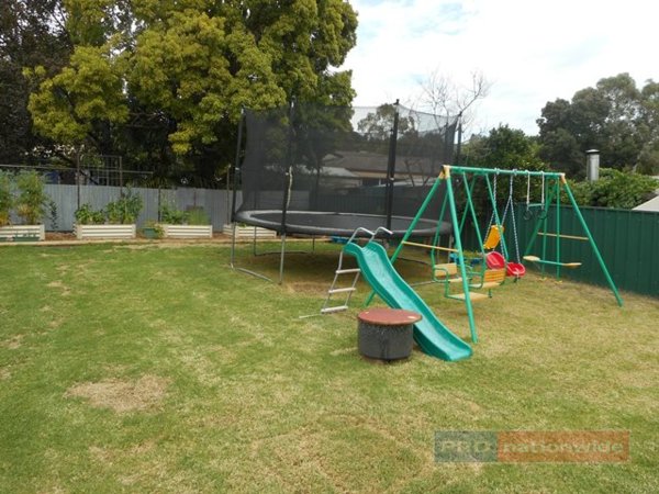 53 Simpson Street TUMUT 17
