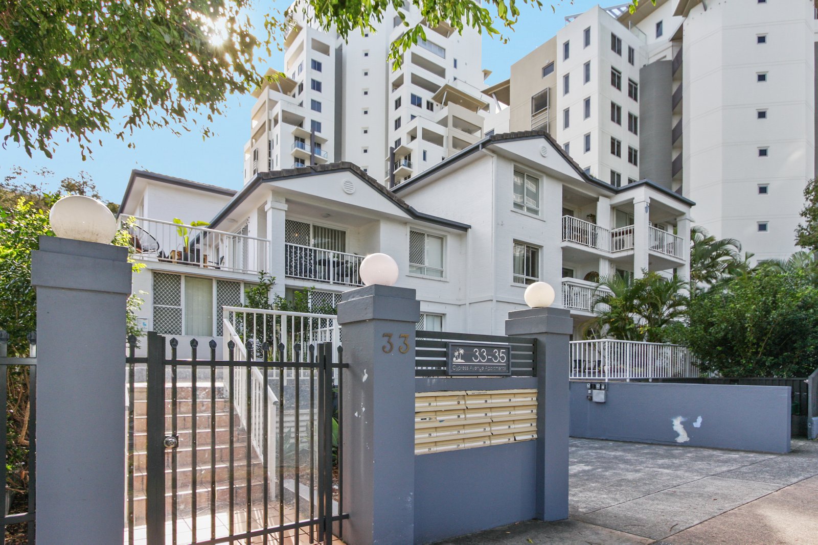 5/33 Cypress Avenue SURFERS PARADISE 2
