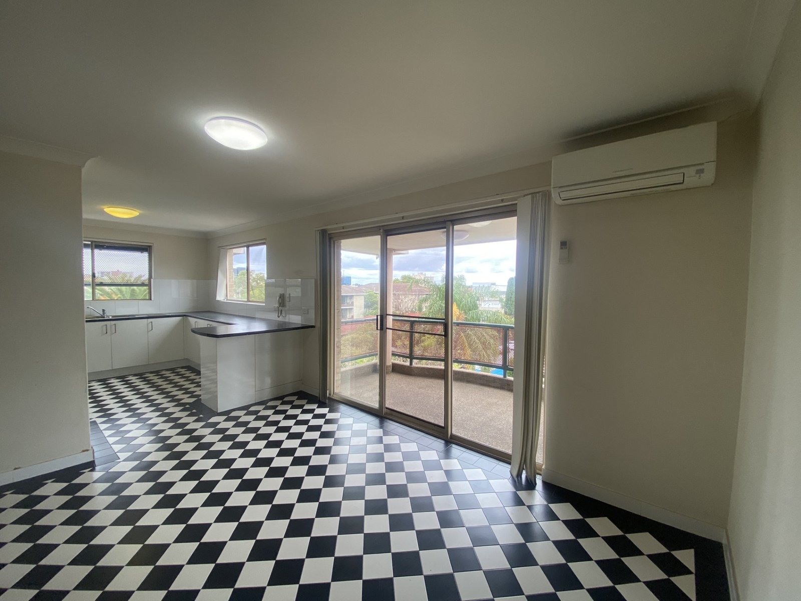 5/4 Bourke Street LIVERPOOL 3