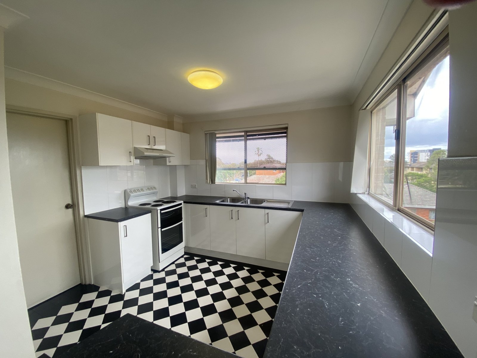 5/4 Bourke Street LIVERPOOL 4