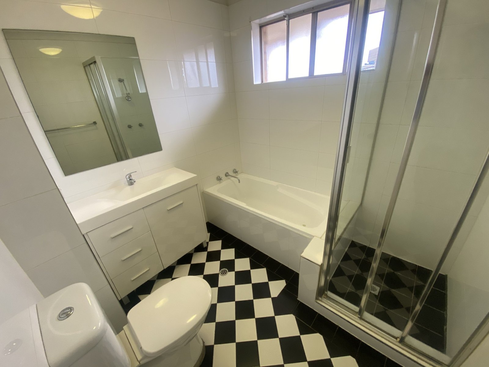5/4 Bourke Street LIVERPOOL 7