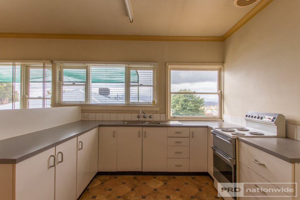 54 Carey Street TUMUT 6