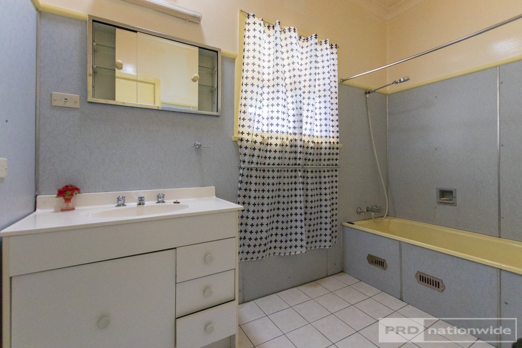 54 Carey Street TUMUT 10