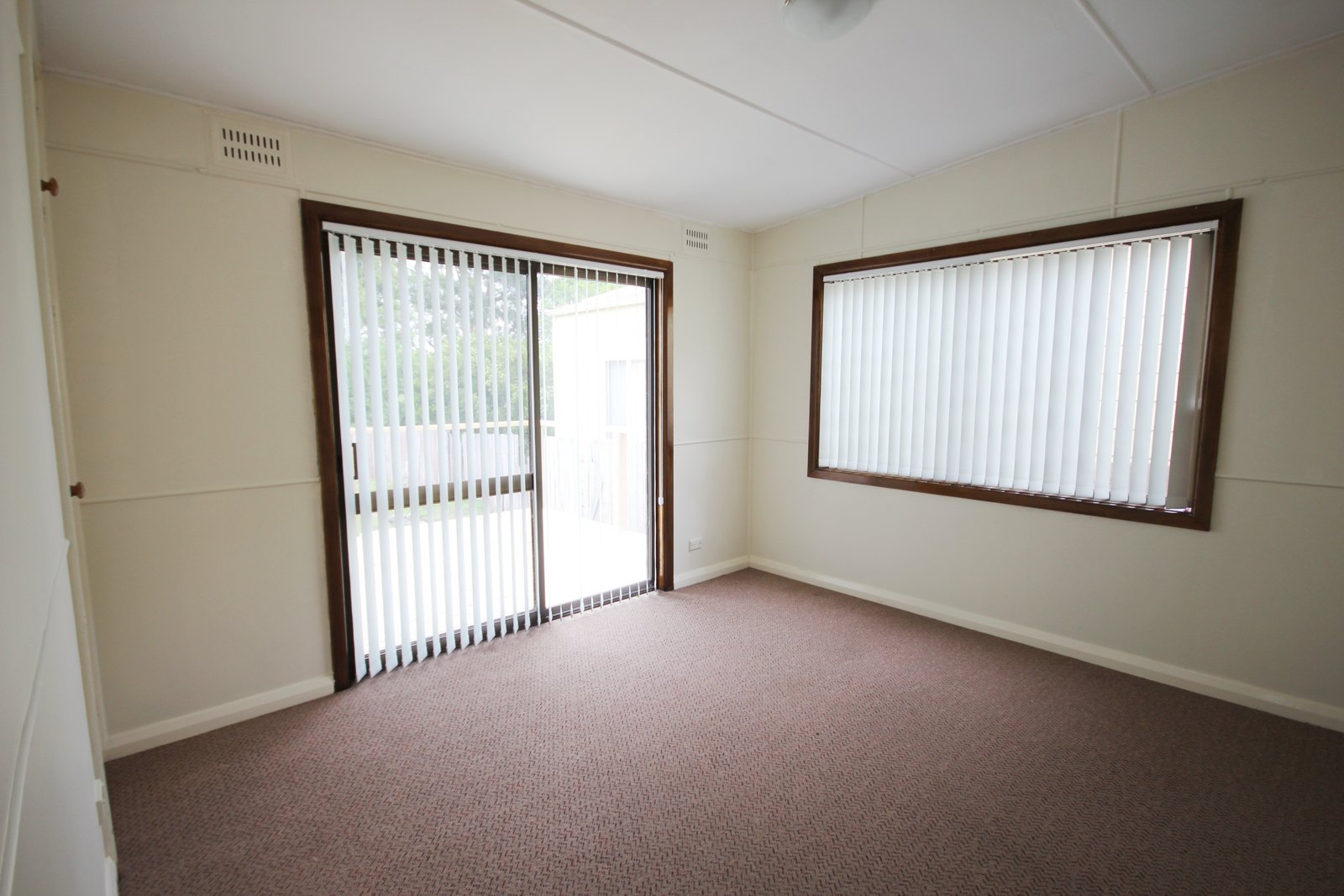 54 Castelneau Street CARINGBAH 5