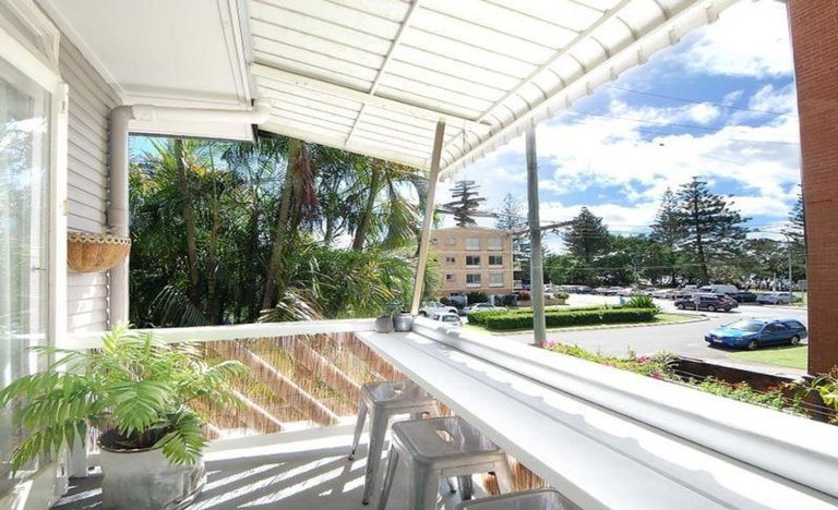 5/4 First Avenue BURLEIGH HEADS 1