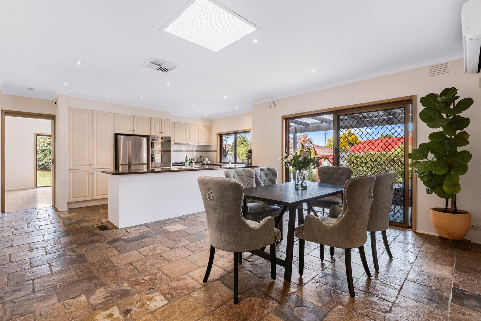 Gallery: 54 Mannering Drive