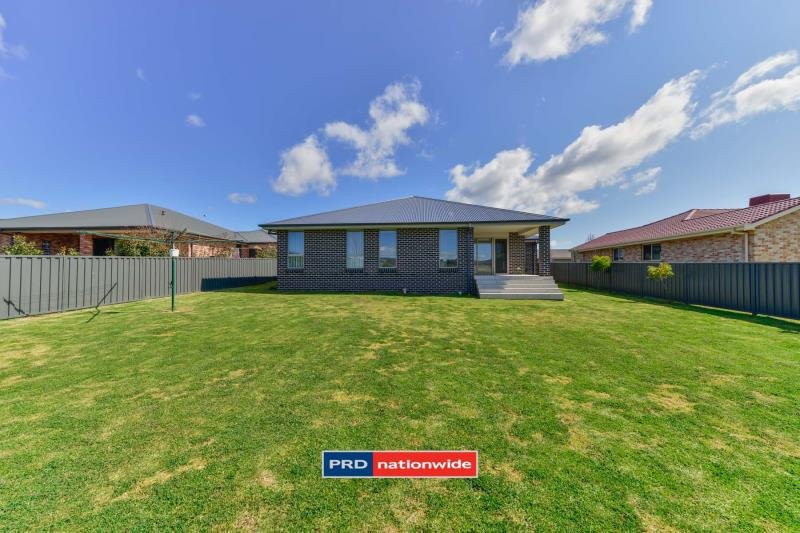 54 Semillon Drive TAMWORTH 2