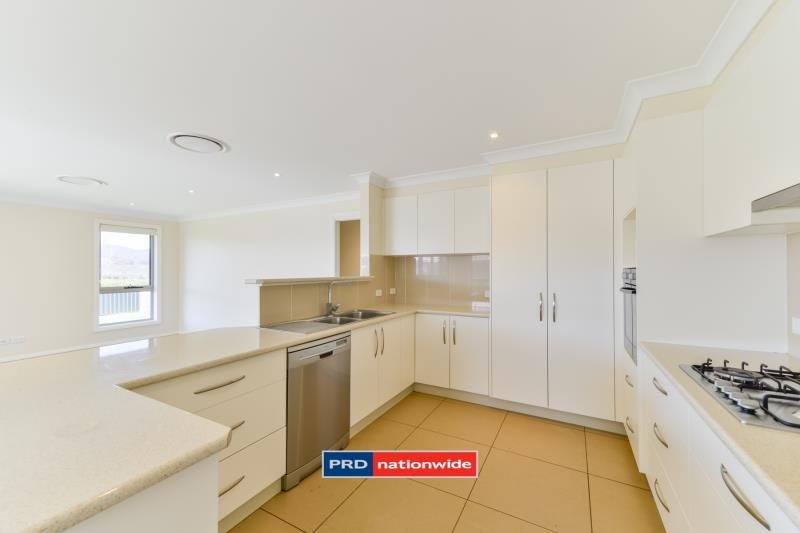 54 Semillon Drive TAMWORTH 8