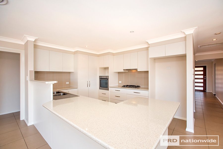 54 Semillon Drive TAMWORTH 8