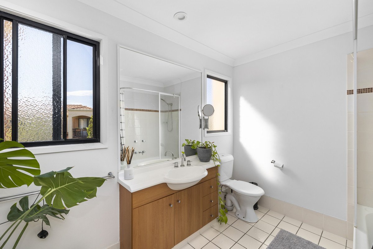 54/1 Warbler Parade VARSITY LAKES 7