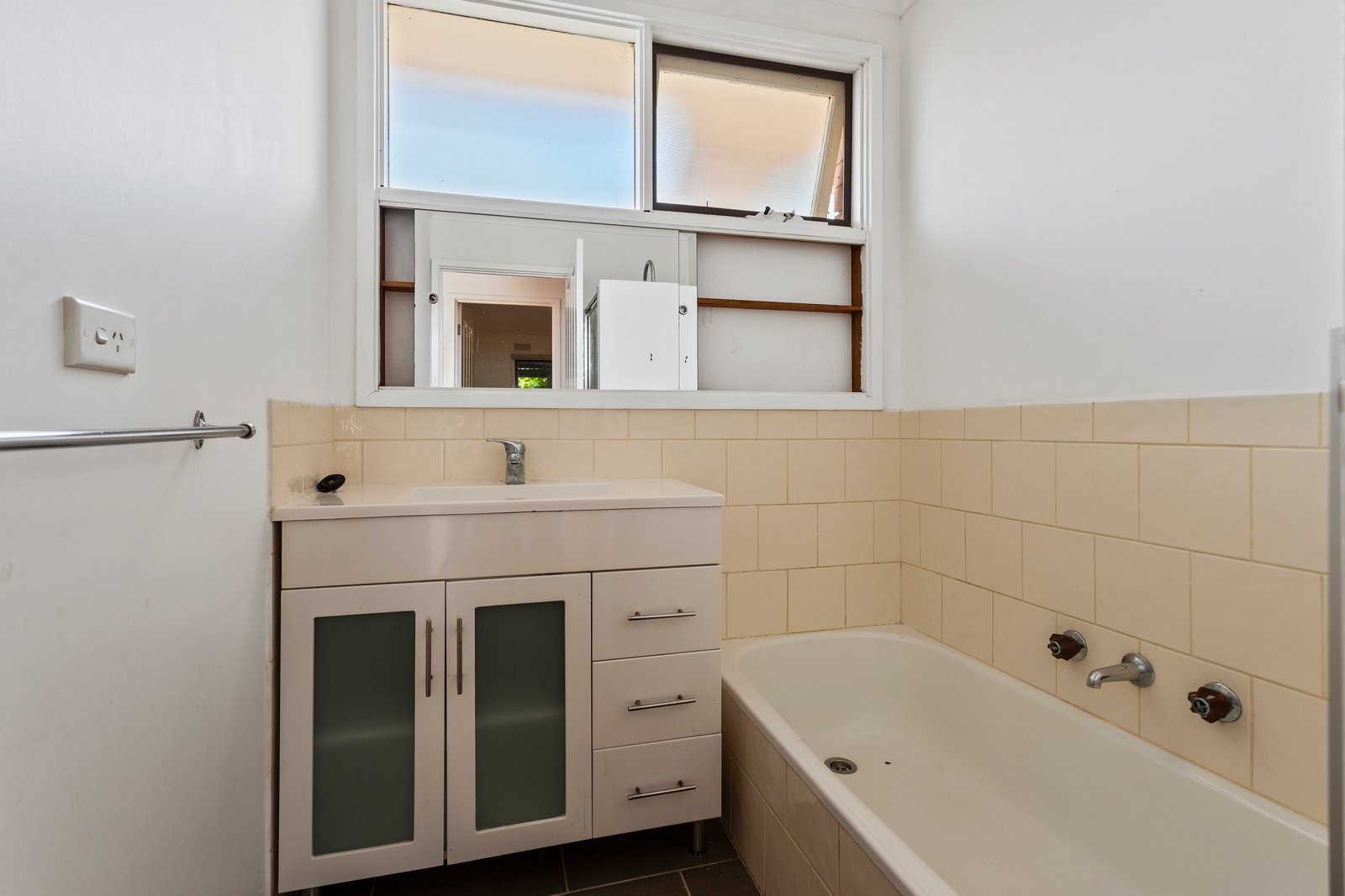 55-57 Watson Avenue CALIFORNIA GULLY 12