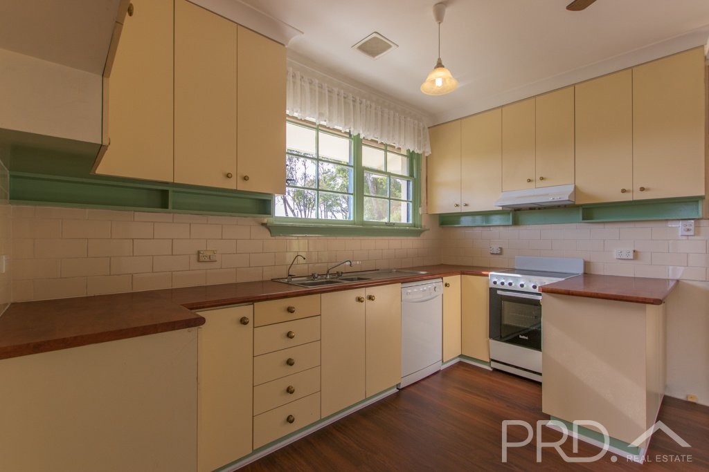 55 Howick Street TUMUT 4