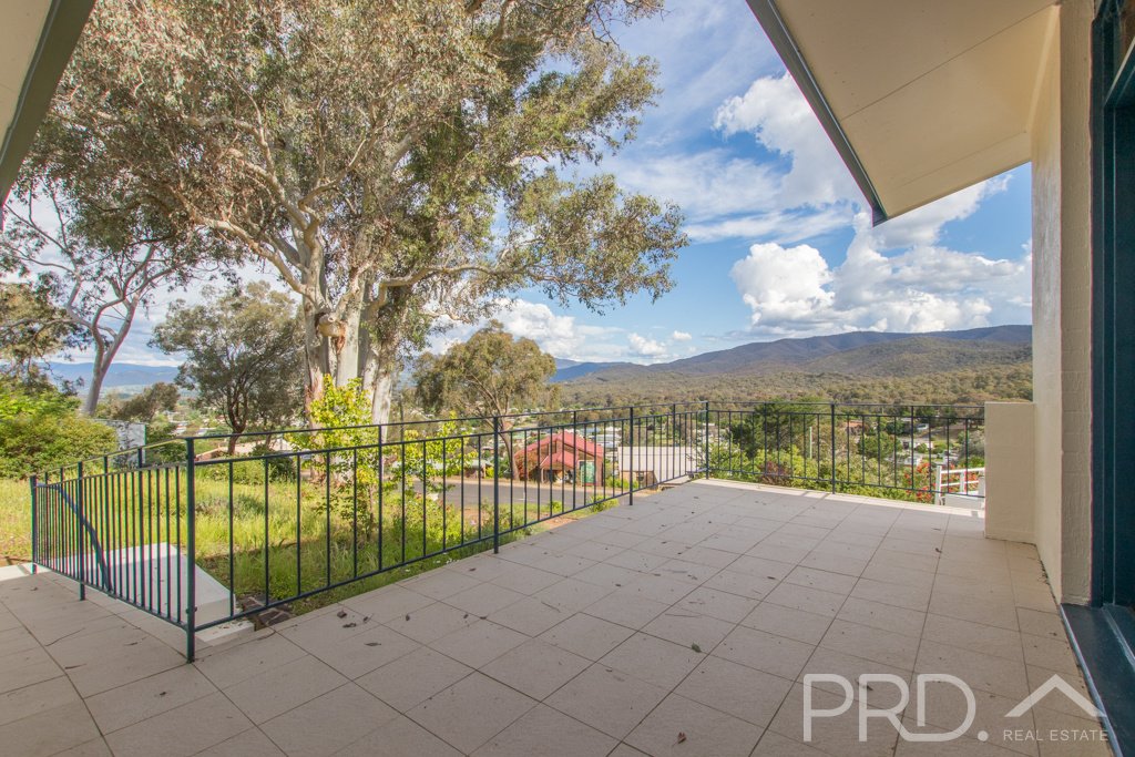 55 Howick Street TUMUT 11