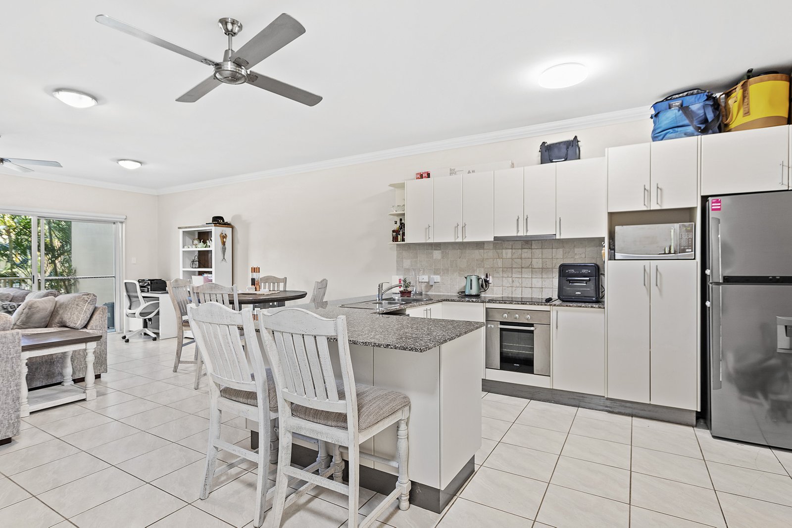 55/21 Shute Harbour Road CANNONVALE 3