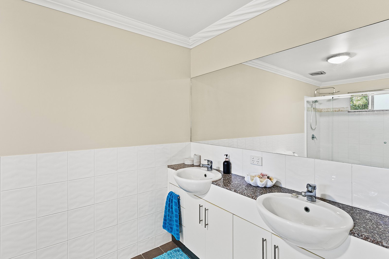 55/21 Shute Harbour Road CANNONVALE 9