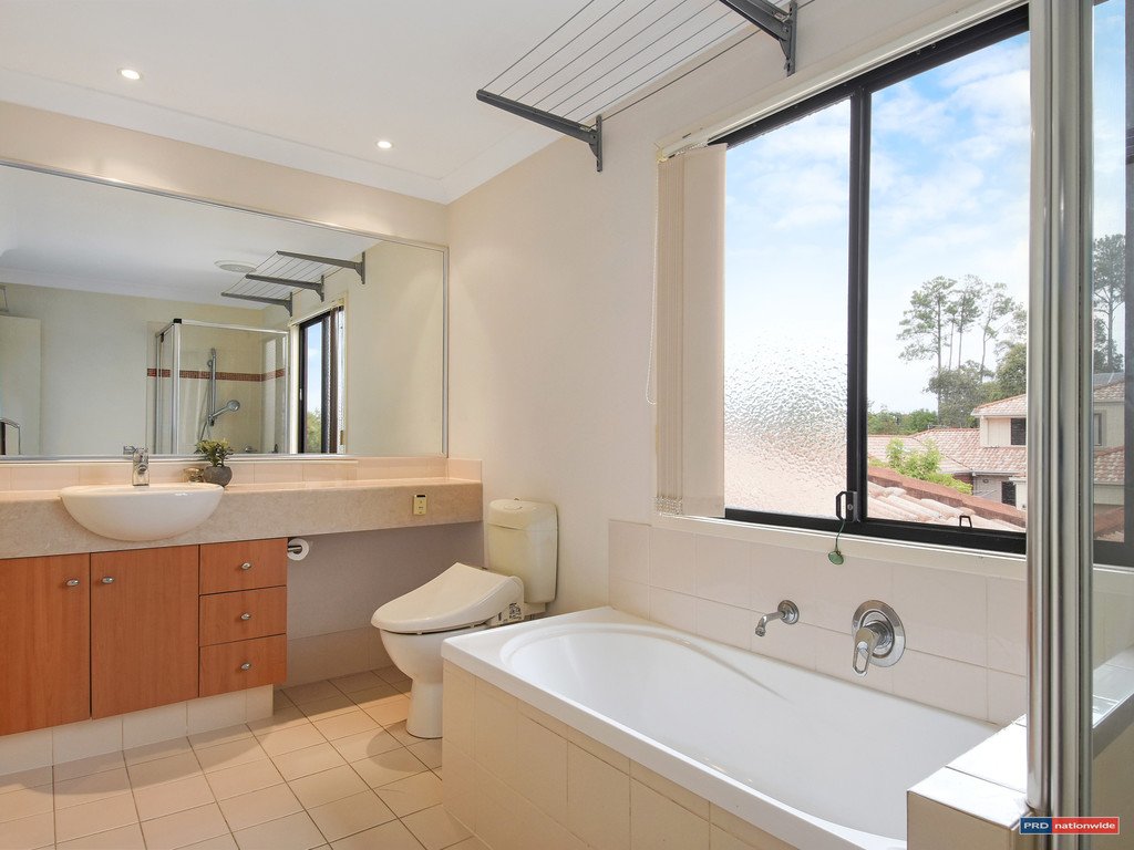 55/302 Christine Avenue VARSITY LAKES 8