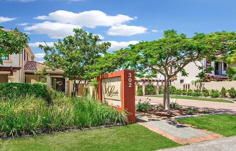 55/302 Christine Avenue VARSITY LAKES 12