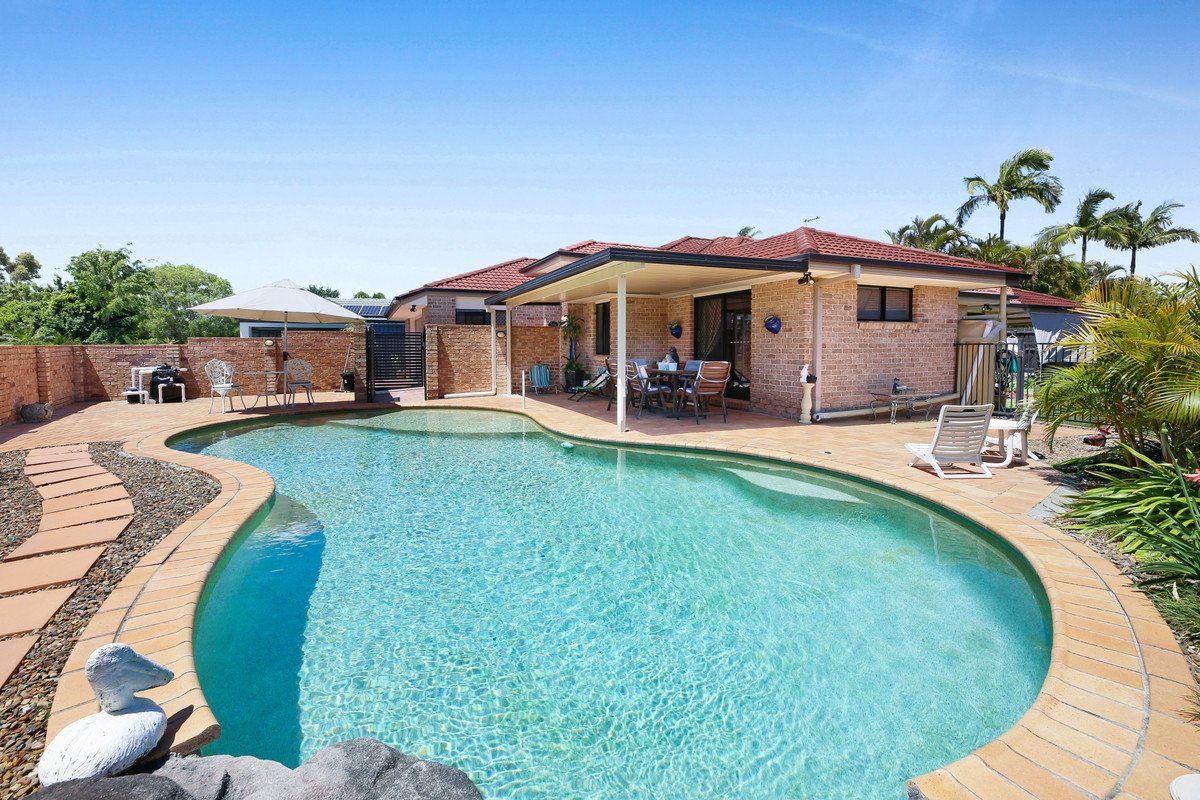 56 Coronet Crescent BURLEIGH WATERS 4