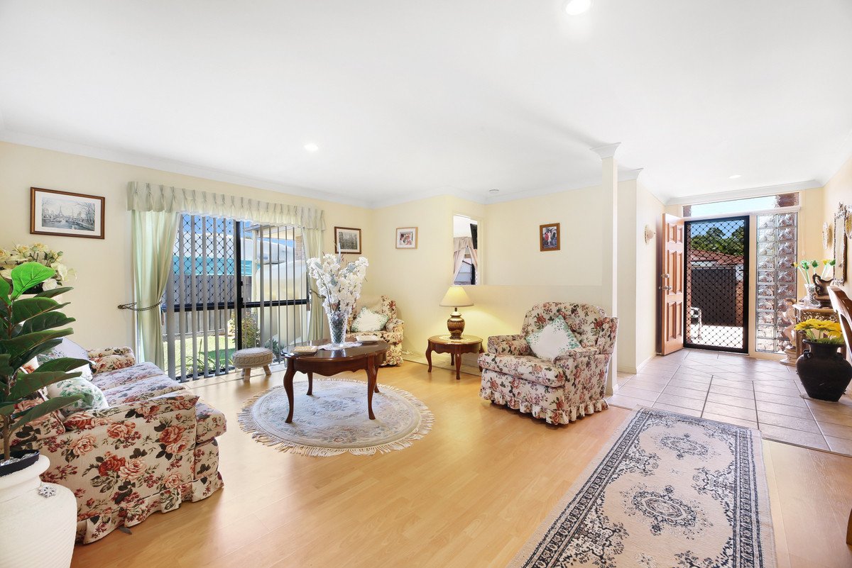 56 Coronet Crescent BURLEIGH WATERS 5