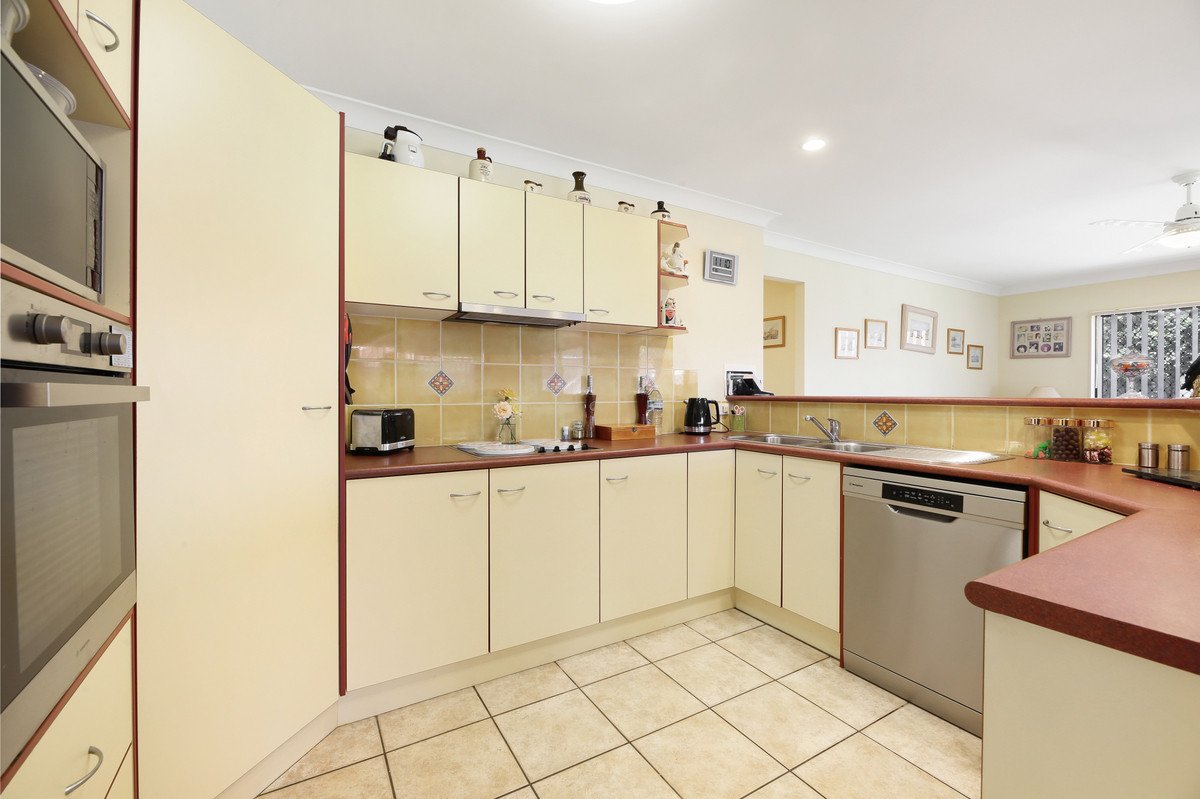 56 Coronet Crescent BURLEIGH WATERS 8