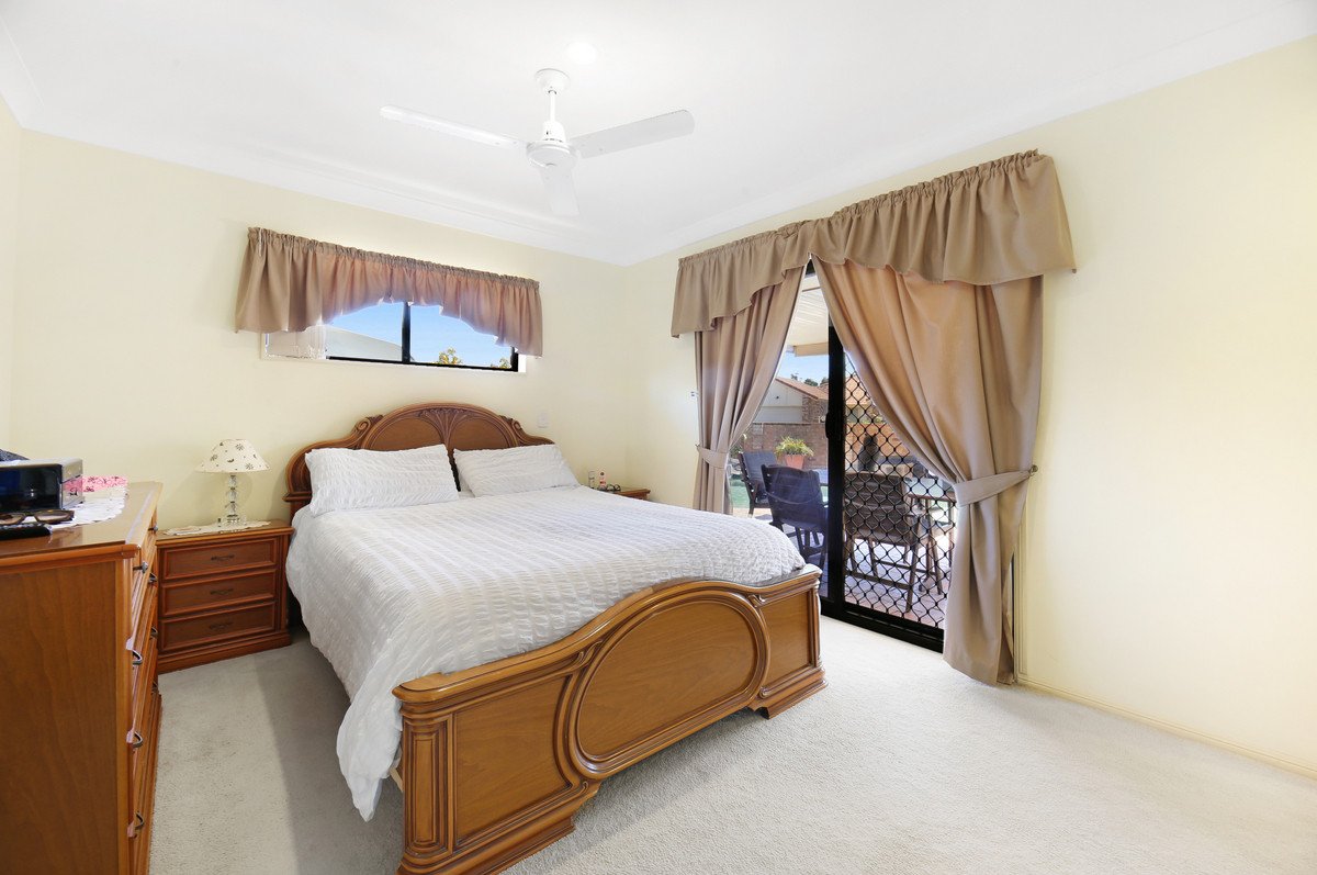 56 Coronet Crescent BURLEIGH WATERS 12