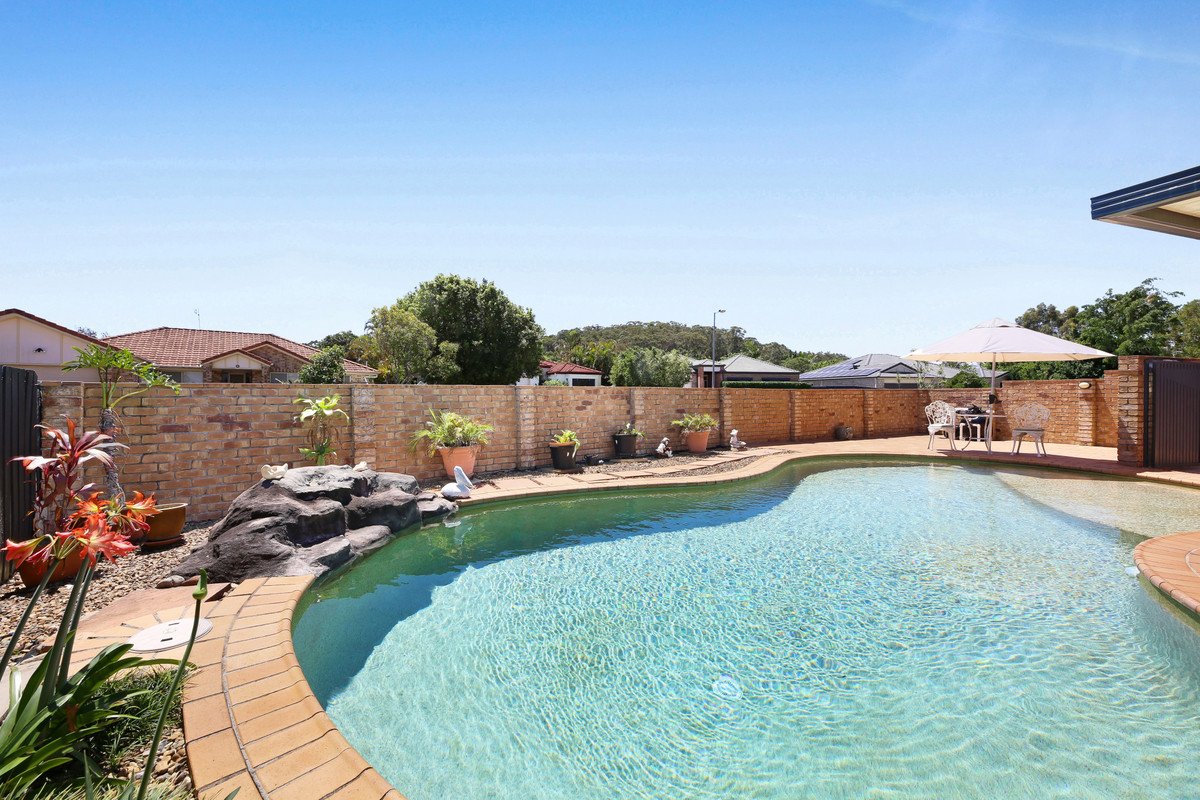 56 Coronet Crescent BURLEIGH WATERS 22