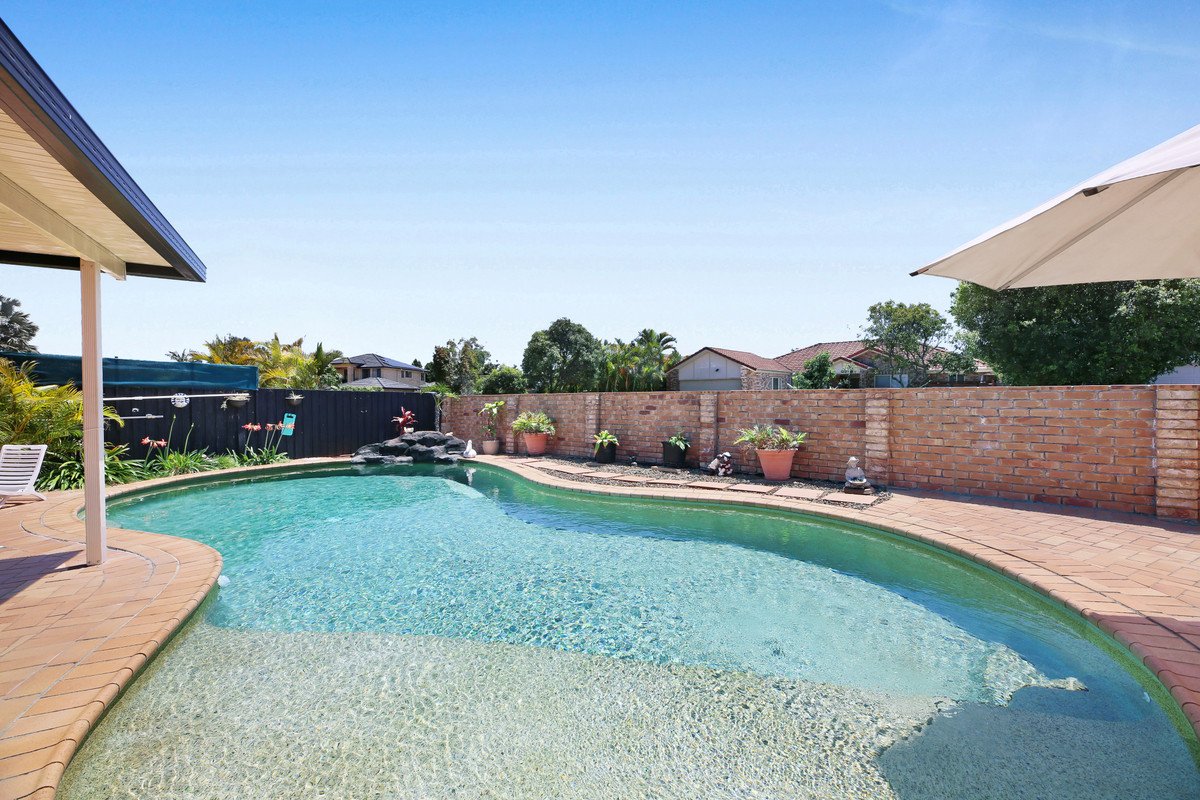 56 Coronet Crescent BURLEIGH WATERS 23