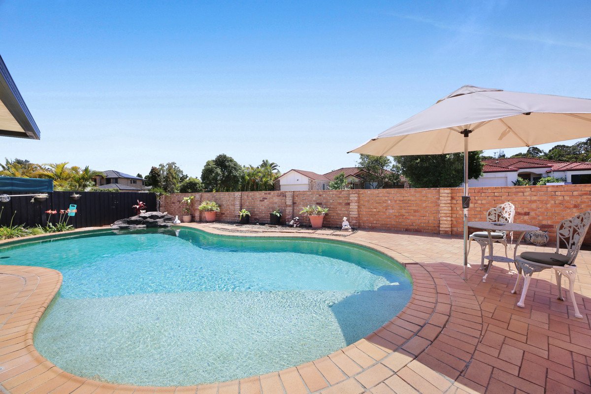 56 Coronet Crescent BURLEIGH WATERS 24