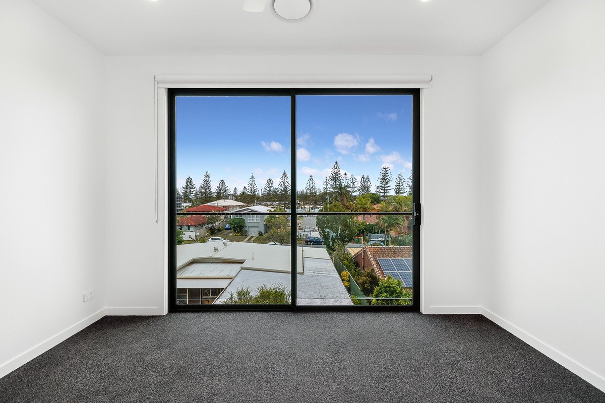 5/6 Ikkina Road Burleigh Heads 4