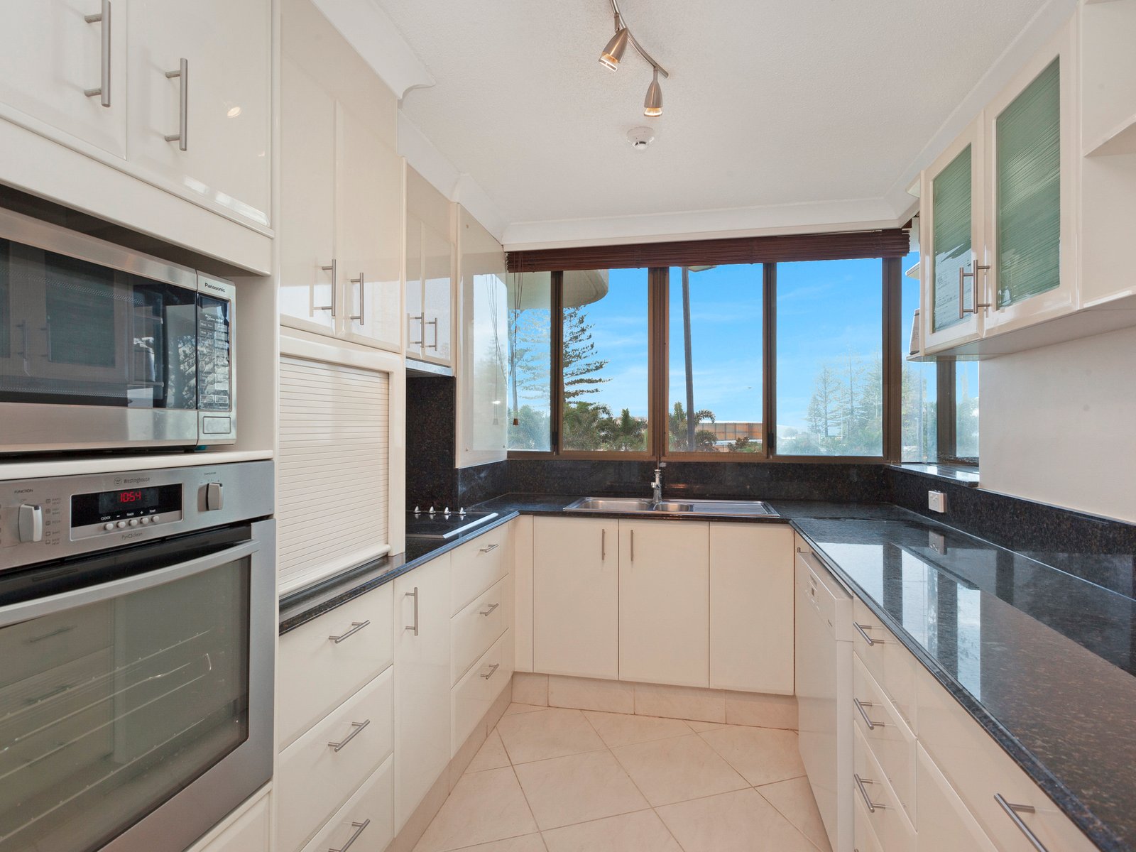 5/60 Goodwin Terrace BURLEIGH HEADS 5