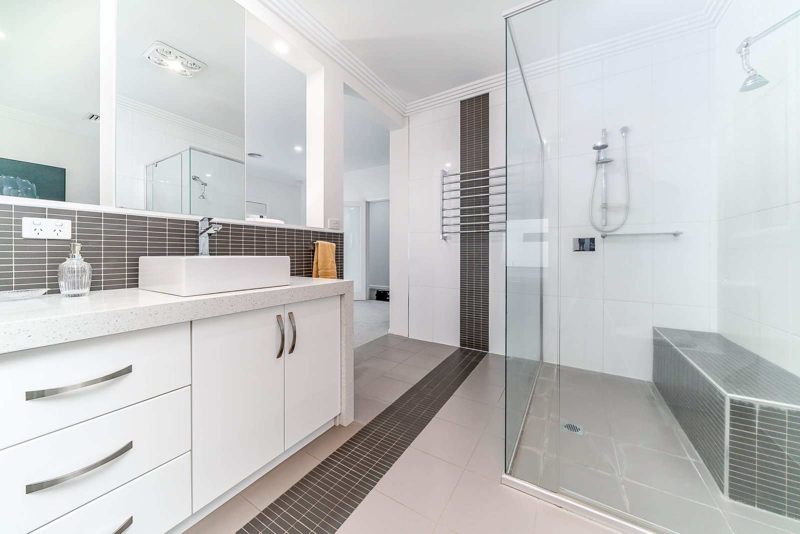 567 Kooringal Road LAKE ALBERT 8