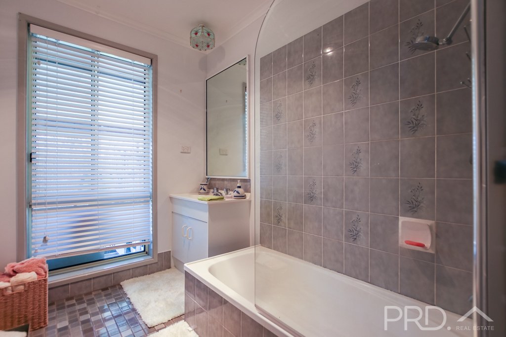 58-60 Gundagai Street ADELONG 11