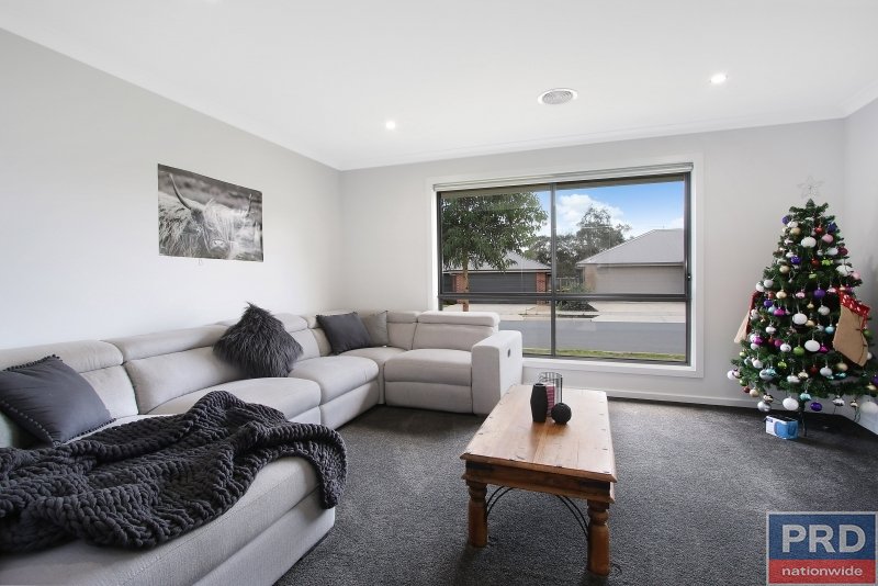 58 Songlark Crescent THURGOONA 9