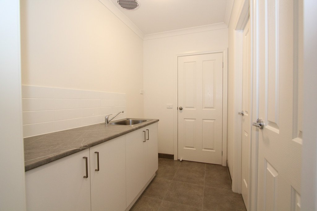 5/822 Geelong Road CANADIAN 8